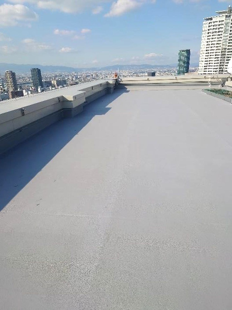 施工後の屋上。平面から立ち上がりまで連続したグレーの被膜