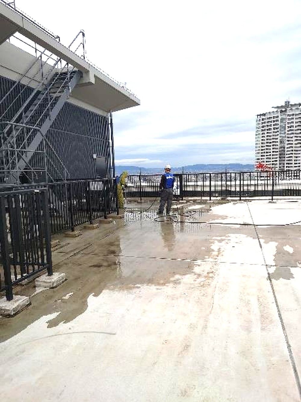 施工前のタワーマンション屋上。水が溜まり、既存防水層が劣化している