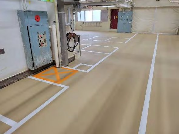 製菓工場の床にポリウレアを施工し区画線を引いた様子