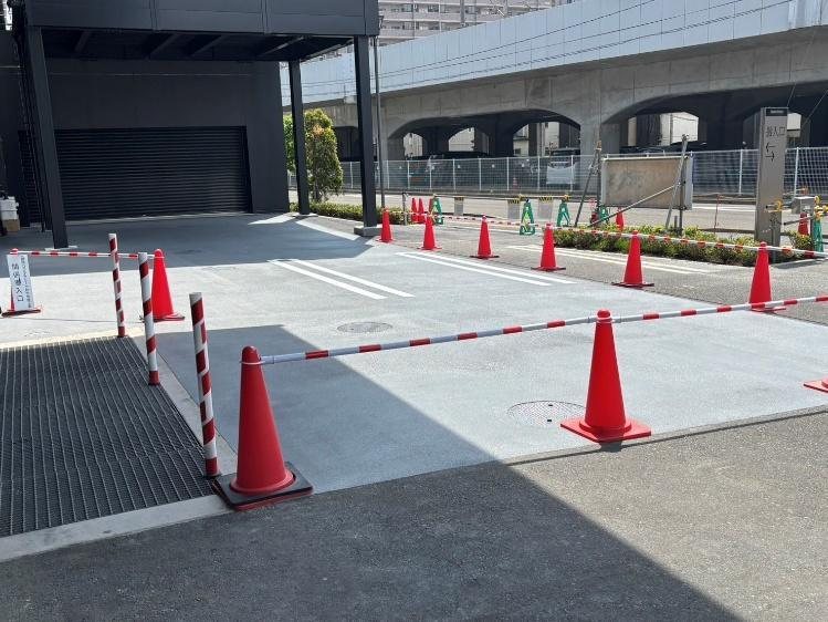 アリーナと駐機場をつなぐ通路にポリウレアを施工した様子