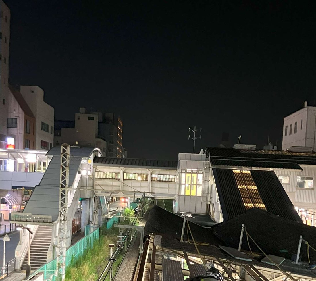 鉄道会社のスレート屋根で夜間に行われたSPF工法の施工の様子