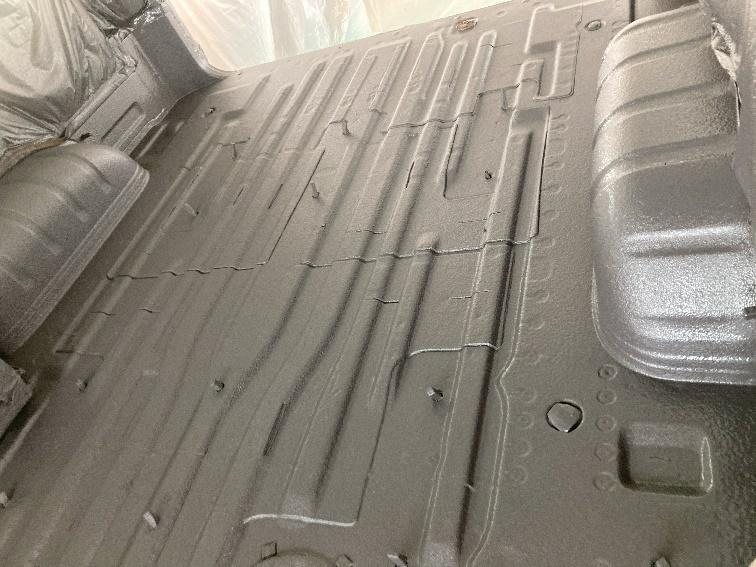 ダイビングスクールの車両内部に塩害対策のポリウレアを施工した様子