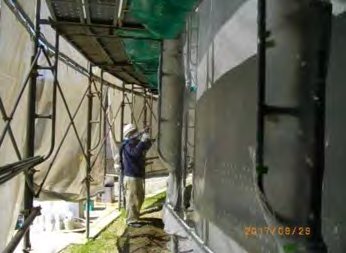 排水池の外壁にポリウレアを吹き付けた施工現場
